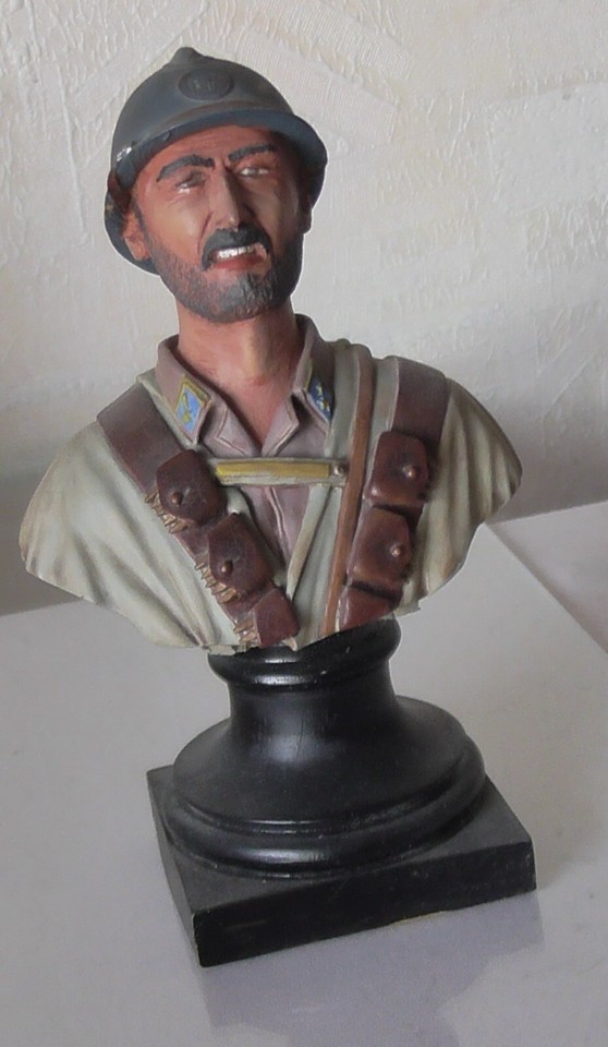 BUSTE RESINE MONTE PEINT SOLDAT FRANCAIS SPAHI DEUXIEME GUERRE 1/10ème