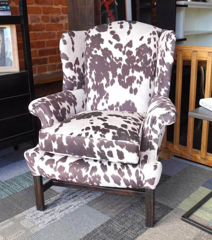 Silla con respaldo de ala tradicional en marco de tapicería de cuero de vaca marrón años 30 NUEVO Foto 2 de 4