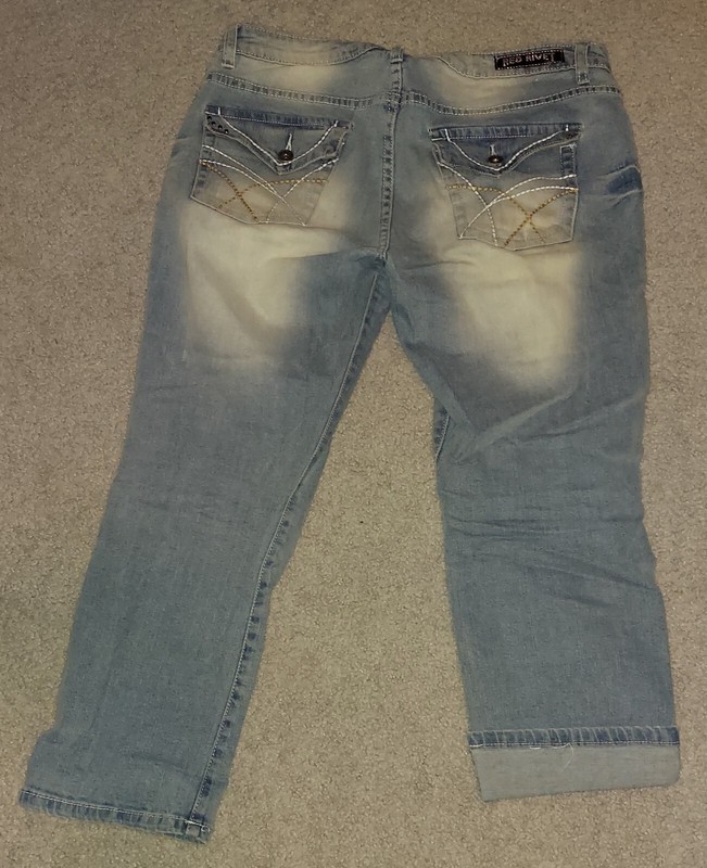 Women's Red Rivet Light Wash Distressed Heavy Stitch Stretch Capri Jeans Size 11