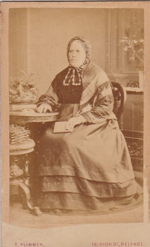 CDV FOTO. SITZENDE DAME AM TISCH, MOTORHAUBE, HALTEBUCH VON T. PLIMMER, BELFAST.