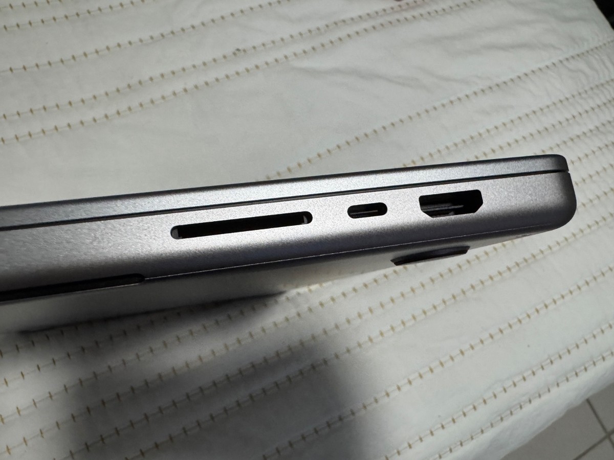 MacBook Pro 16” M2 Max | 64GB RAM | 1TB SSD | 38-Core GPU