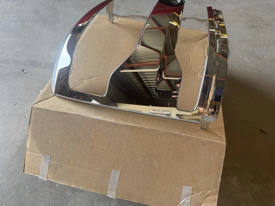 2016-2019 CHEVROLET SILVERADO 1500 RIGHT SIDE HEADLAMP BEZEL NEW OEM 84548104 - Image 2 of 4