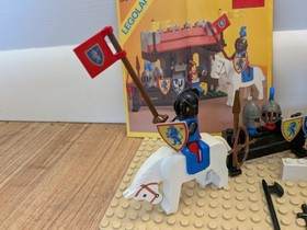 LEGO 6041 - Castle: Lion Knights: Armor Shop - 100% complete w/ instructions