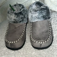 Women’s NWT Vonmay slippers in gray with faux fur accent , sz 6