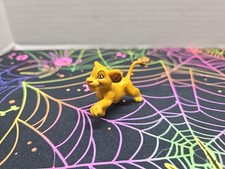 Disney Rey León Joven Simba Cub Figura Estatuilla Decoración de Pasteles 1.25” Juguete de Aplausos