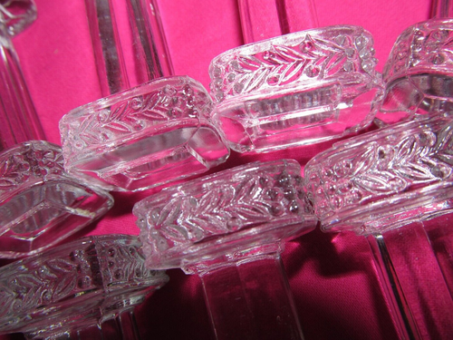 Série de 7 porte couteaux en verre moulé anciens décor laurier - Photo 4 sur 5