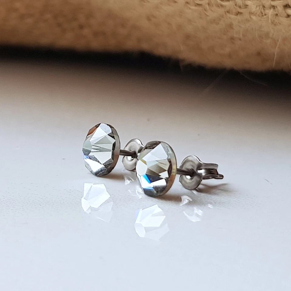 Aretes efecto diamante negro 6,5 mm. Hecho con titanio libre de níquel Foto 4 de 4