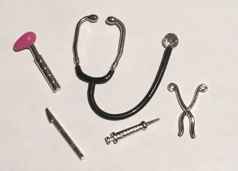 Laroal Ensemble de mini stéthoscope pour modèles de maison de poupée 1:12 Accessoire de stéthoscope en alliage réaliste pour décoration et ajouts de maison de poupée