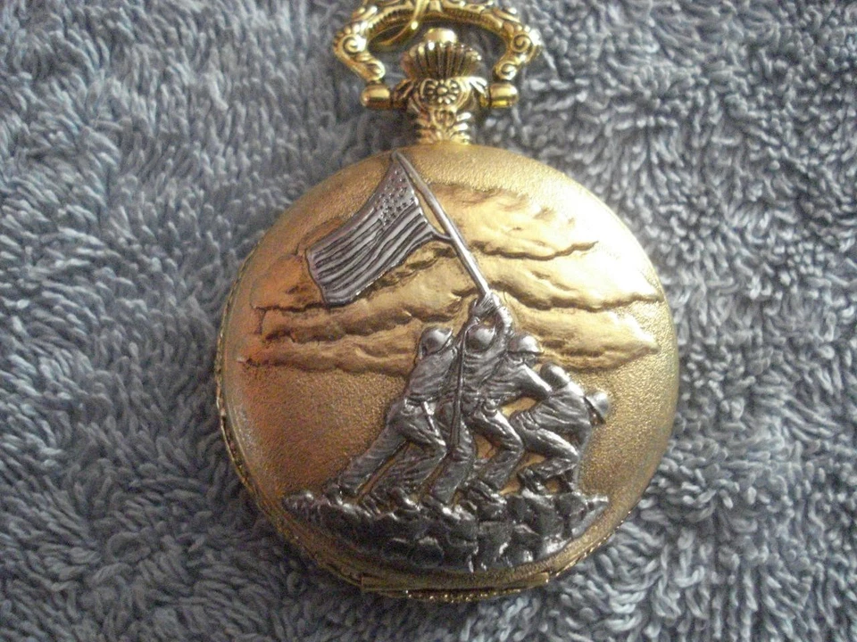 RELOJ BOLSILLO COLECCIONABLE CONMEMORATIVO DE LA SEGUNDA GUERRA MUNDIAL "LEVANTANDO LA BANDERA EN IWO JIMA" Foto 4 de 4