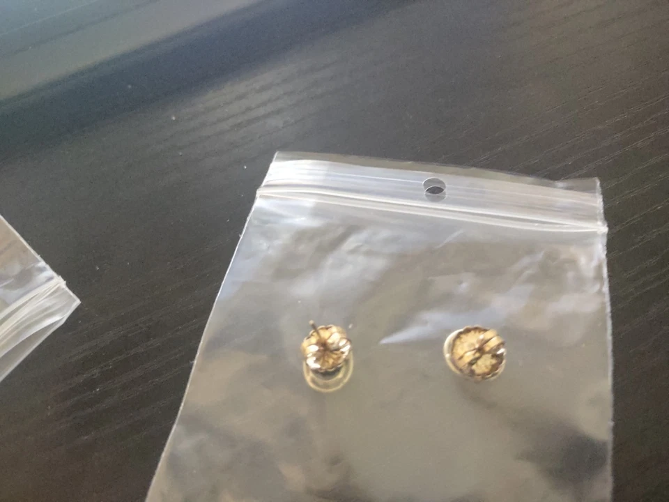 Juego de 2 puntas aretes perforados con piedras preciosas de peridoto de oro amarillo de 14 quilates Foto 2 de 4