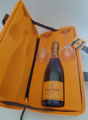 Veuve Clicquot Brut Champagner Geschenkset zwei original Gläser, 750ml., 12% OVP
