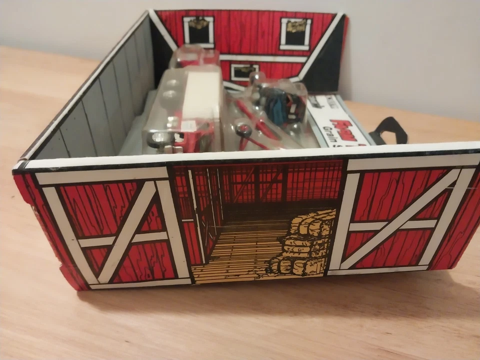 1/64 Ertl 1987 CIH Farm toys Grain set #627 box folds into barn - Image 2 of 4