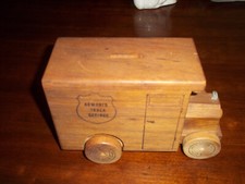 Ancien véhicule tirelire camion blindé banc bois - 1976 Toystalgia, Inc.