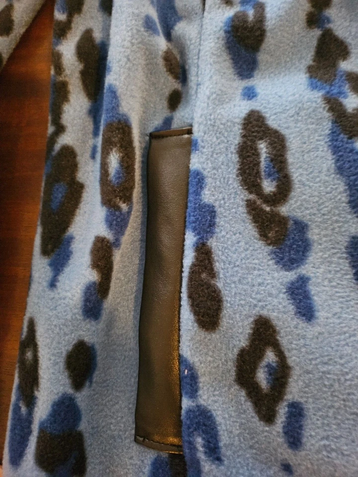 Chaqueta polar Bob Mackie azul negro estampado animal negra imitación cuero pequeña Foto 3 de 4