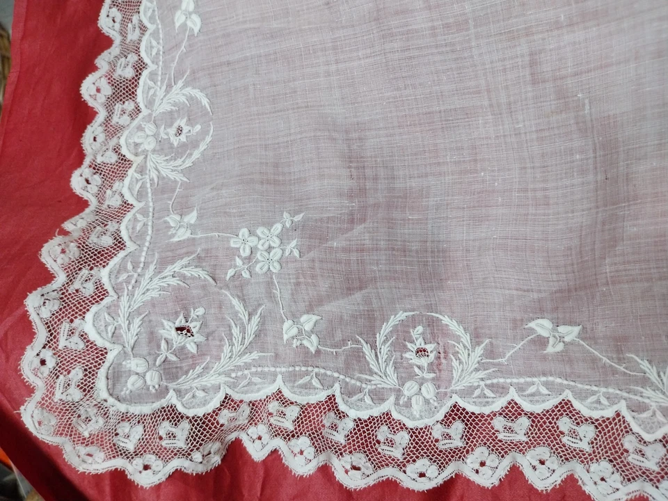 Ancien mouchoir carré  de 49 cm avec broderies et  bordé de dentelle - Photo 2/4