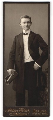Photograph Alfred Lehmann, Berlin-S., Oranienstr. 155, Elegant Gentleman with Zeitu 