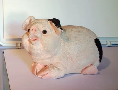 Heavy Smiling Pig Statue - China ?? Weight is 1 kilo / Small Pig With wings - image 1 of 4