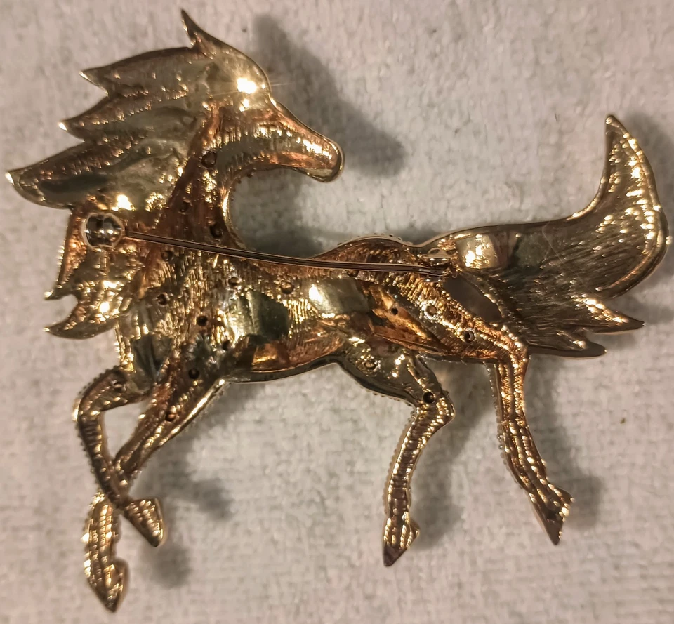 Broche caballo esmalte diamante de gran tamaño en metal chapado en rodio Foto 2 de 4