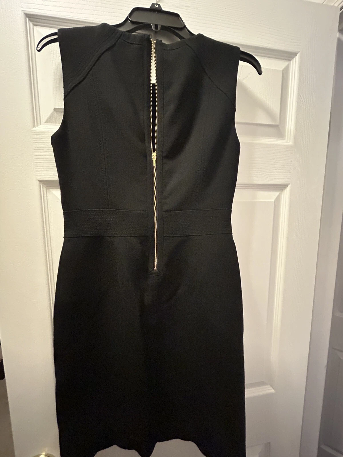 Abito da donna senza maniche oro Tory Burch taglia 4 bottoni con logo