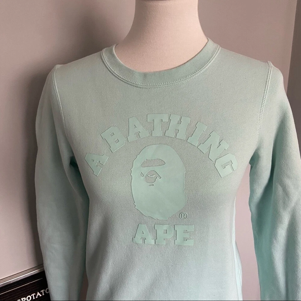 Sudadera BAPE A Bathing Ape para mujer talla XS azul claro con logotipo cuello redondo Foto 2 de 4
