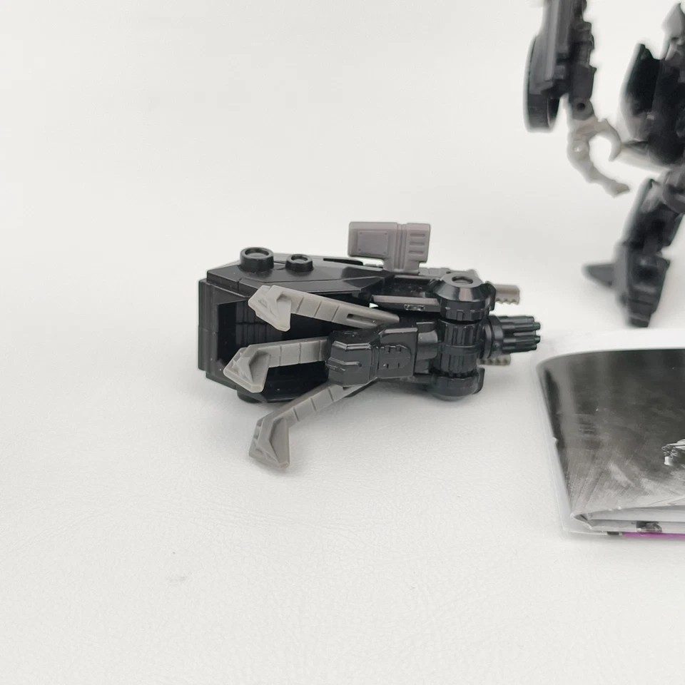 Transformers Barricade Complete DOTM Deluxe Class + Instrucciones Foto 2 de 4