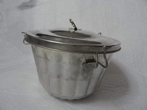 Vintage Tin Steamed Pudding Mold With Lid and clasps - Picture 3 of 9
