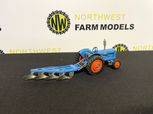 CORGI 13 FORDSON POWER MAJOR WITH PLOUGH - Picture 3 of 4