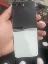 Samsung Galaxy Z Flip5  5G- 256GB  (Unlocked)- Excellent Condition 