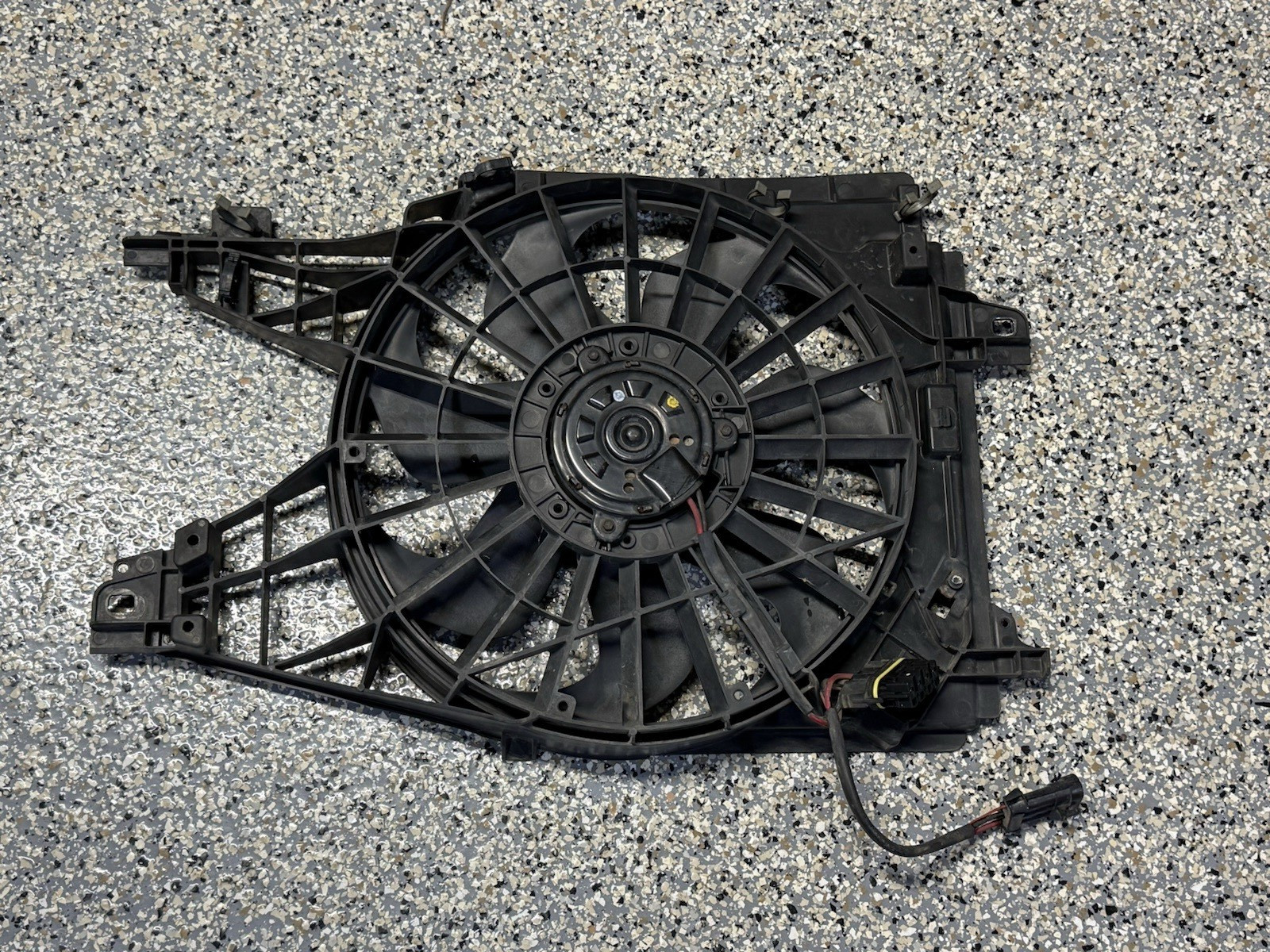 CORVETTE C6 05-13 / CADILLAC XLR 04-09 OEM ENGINE COOLING FAN SHROUD ASSEMBLY