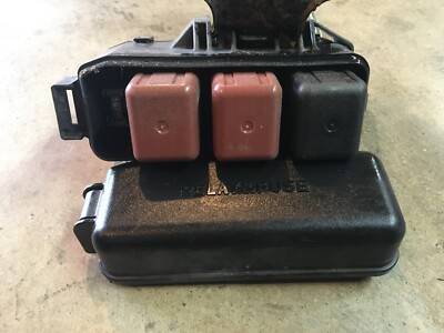 00 01 02 03 2001 LEXUS RX300 SMALL UNDER HOOD RELAY FUSE JUNCTION BOX