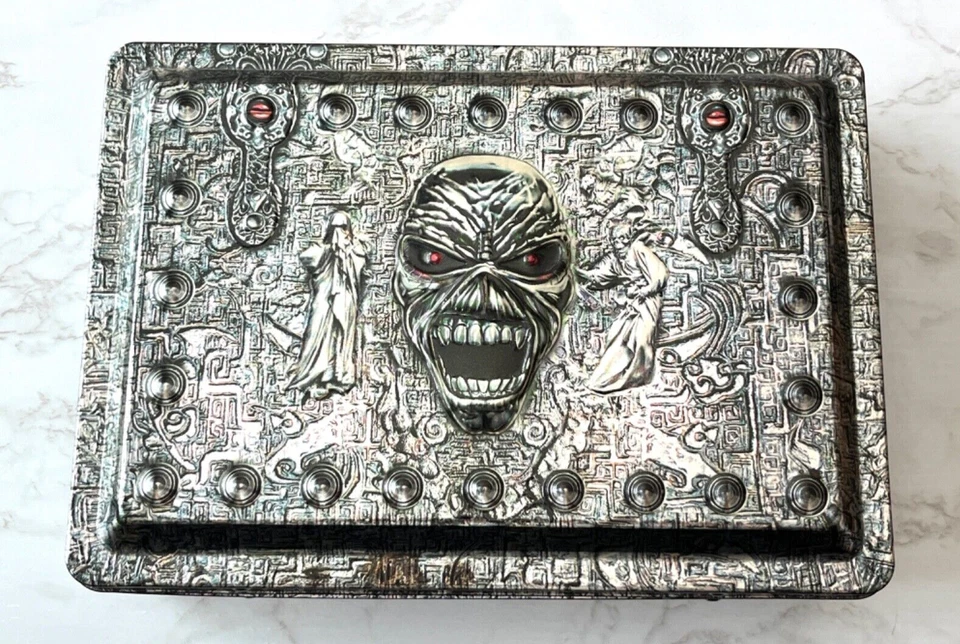 Iron Maiden Eddie's Archive 6 CD 🚨 ОГРАНИЧЕННОЕ ИЗДАНИЕ. ОЛОВЯННЫЙ БОКС-СЕТ! ПРОНУМЕРОВАННЫЙ!🚨РЕДКИЙ БОЛЬШЕ НЕ ИЗДАЮЩИЙСЯ - Изображение 3 из 4