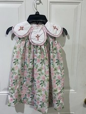 Bellissimo abito floreale con colletto a tulipano e ricamo a croce 