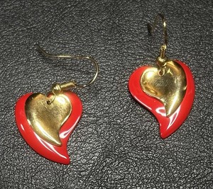 Retro Gold T & Red Enamel Heart Dangle Earrings 