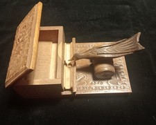 Distributore di sigarette vintage a forma di uccellino intagliato, anni '60