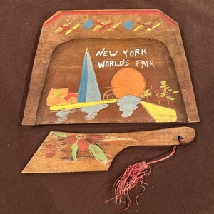1964-65 New York World's Fair Wood Dust Pan / Crumb Scraper Souvenir