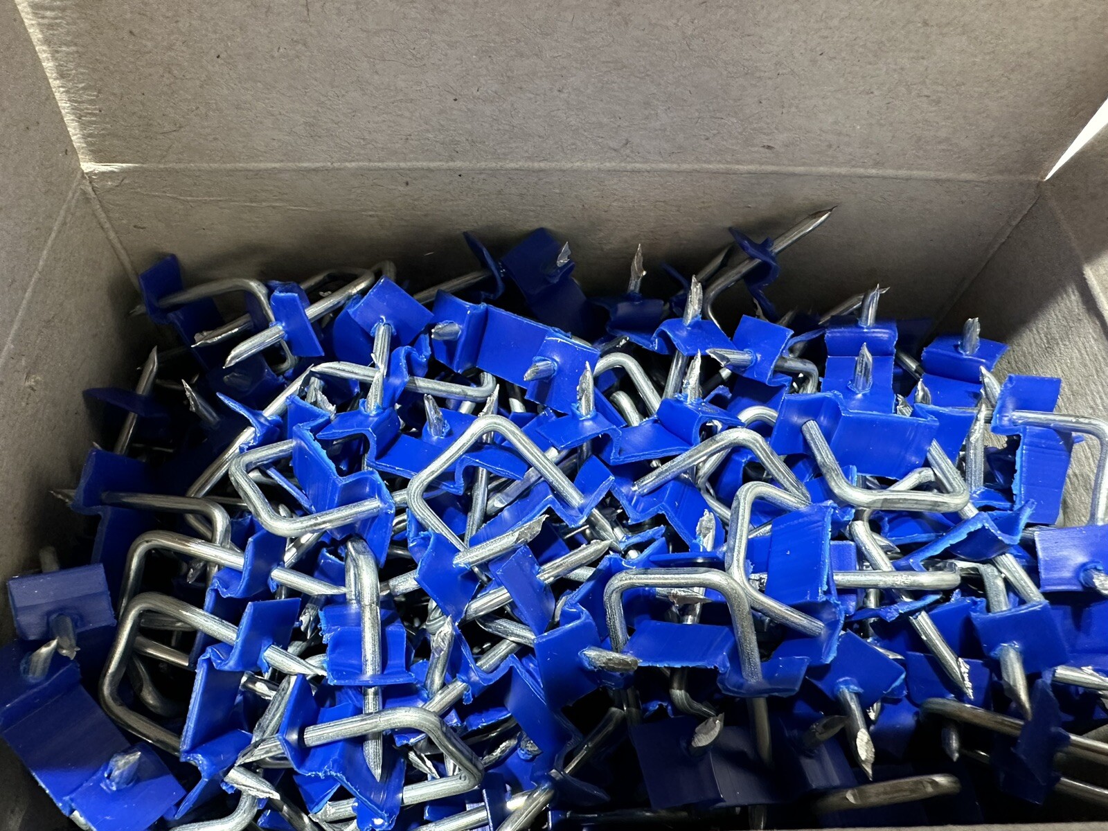 (Box of 500) Briscon SN40IB Zinc Plated Insulated Cable Staples 1/2
