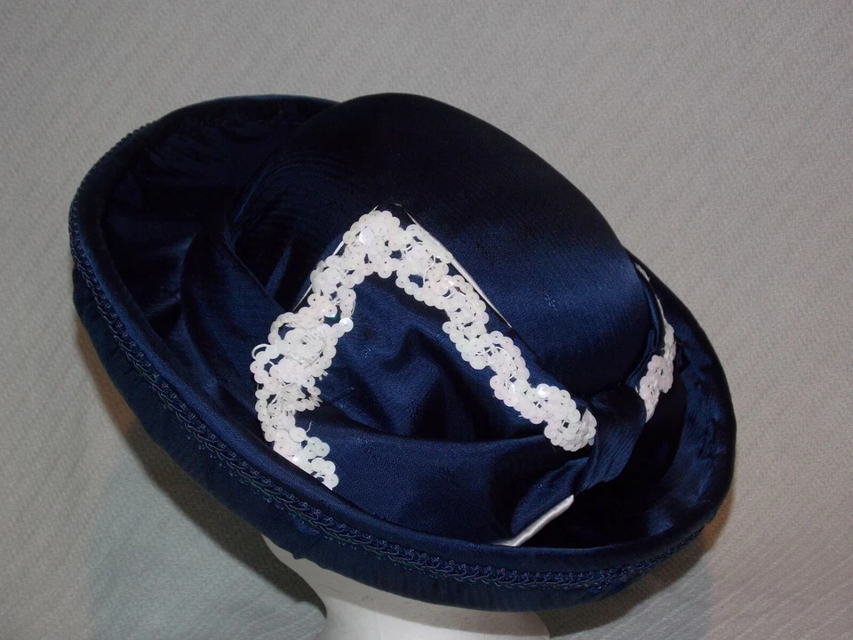 Sombrero DerbyChurch de tela blanco azul marino hecho a mano por Clellie de los años 80 vintage para dama Foto 2 de 4