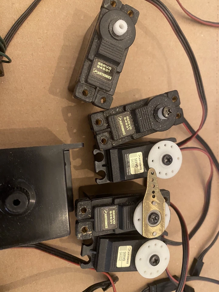 Lot of Airtronics Components -9 Servos And 2 dual FM Receivers - Sail Untested! - Image 4 of 4