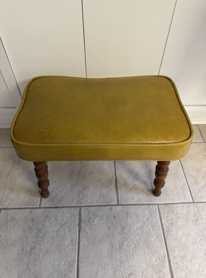Reposapiés otomano vintage MCM vinilo color mostaza patas esculpidas Foto 2 de 4