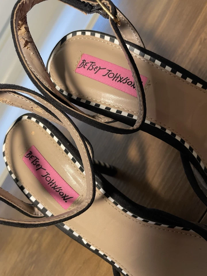 Betsey Johnson Heels With Floral Accent. Size 7.5 Pre-owned Condition - Image 2 of 4