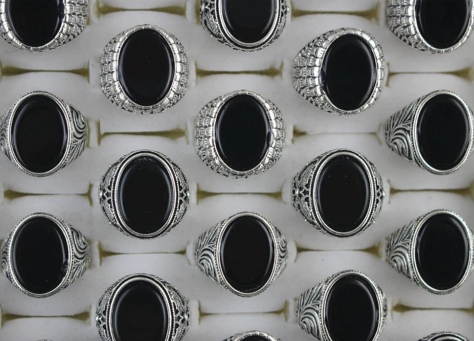 Lote a granel de 32 piezas de anillos de aleación de moda de vidrio ovalado mezclado negro para hombre Foto 2 de 4