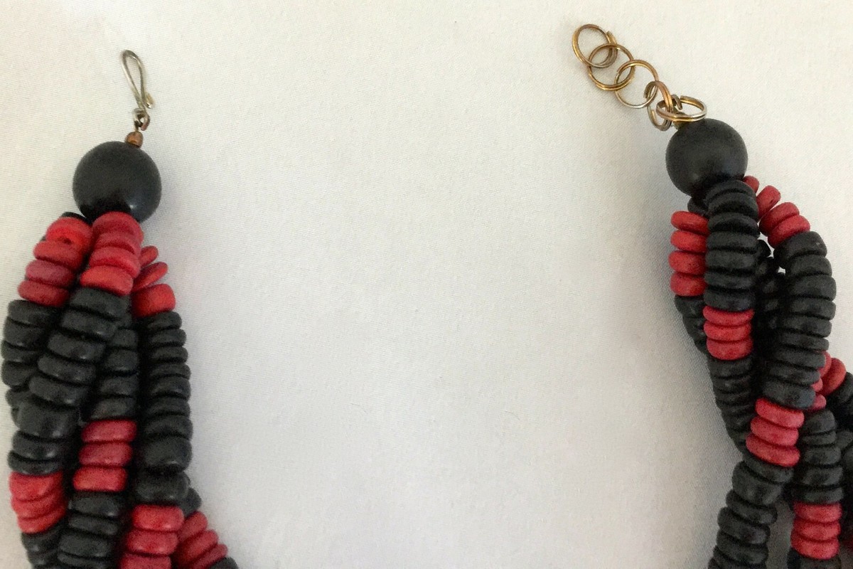 Collier Court Multi-Rangs En Os Teinté - Afrique De L'Est - Style Années 70 - Rouge Cerise Et Noir