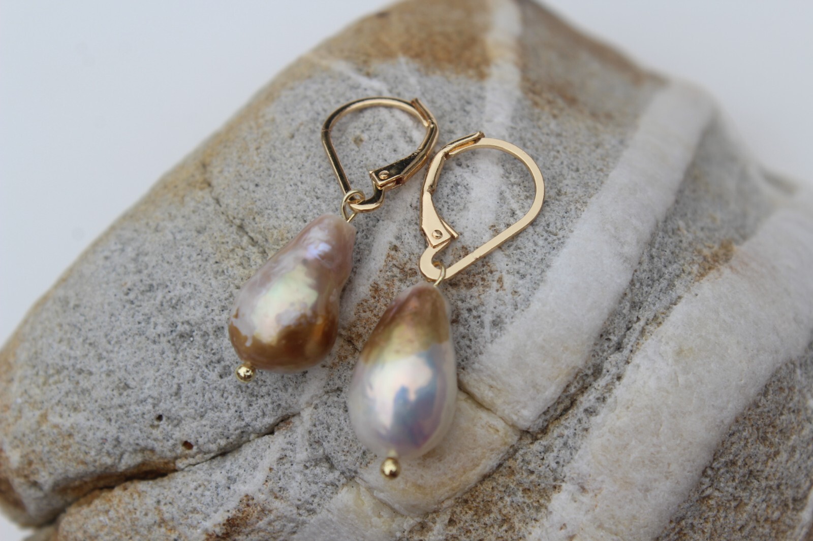 Boucles d'oreilles perles de culture multicolores métalliques, le cadeau idéal en plaqué or jaune