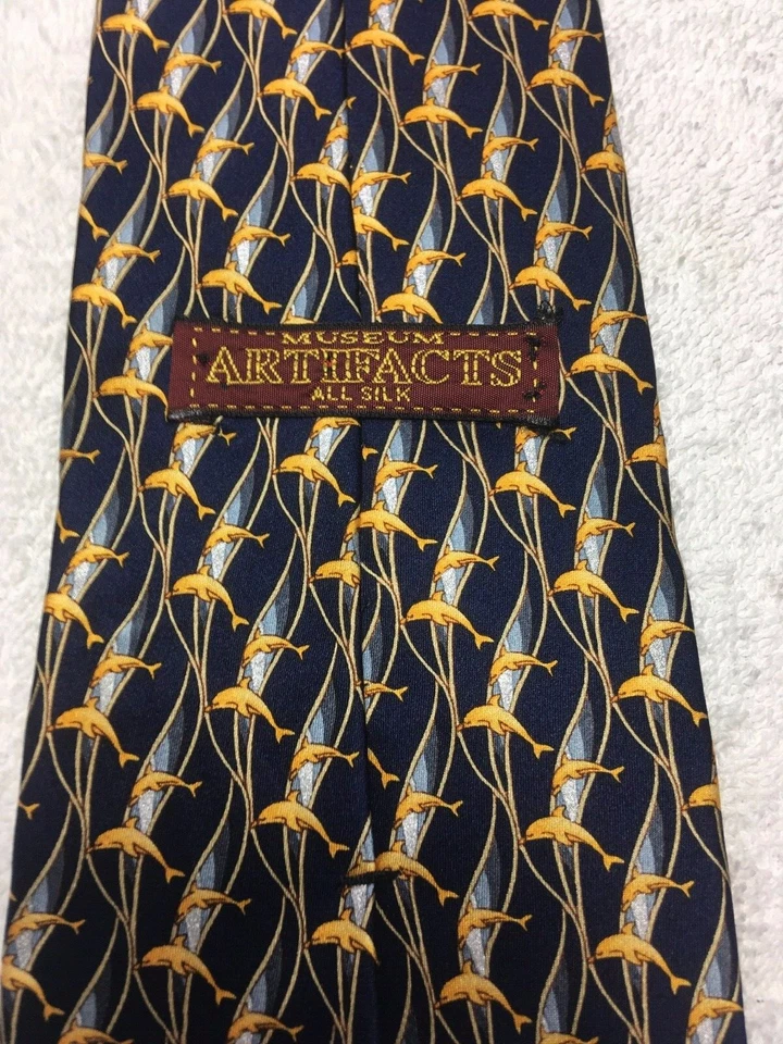 ARTEFATOS DE MUSEU GRAVATA MASCULINA AZUL MARINHO COM GOLFINHOS DOURADOS 3,75 X 59 - Imagem 4 de 4