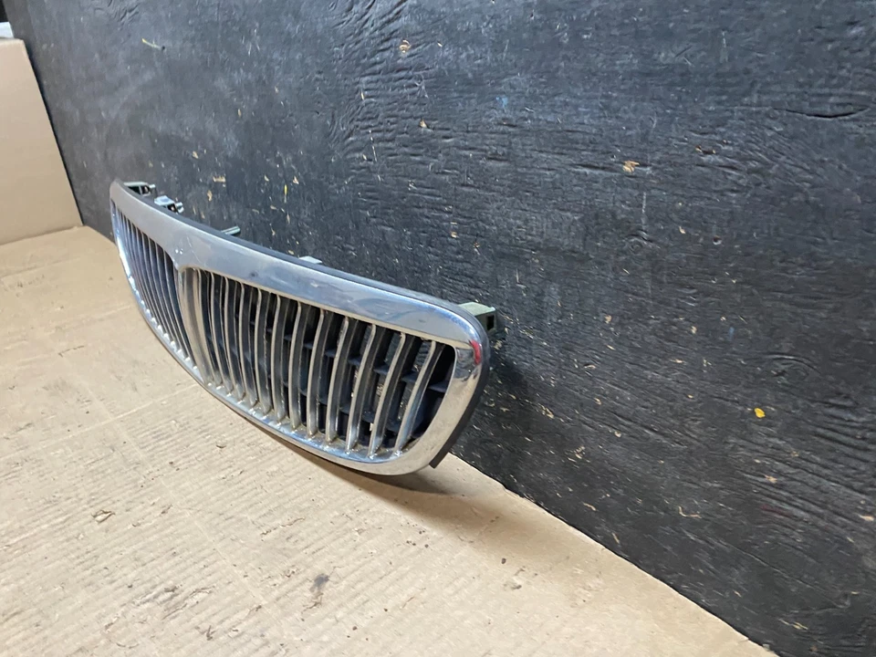 2000 to 2001 Infiniti i30 Front Upper Grill Grille OEM OEM u6421 DG - Image 2 of 4