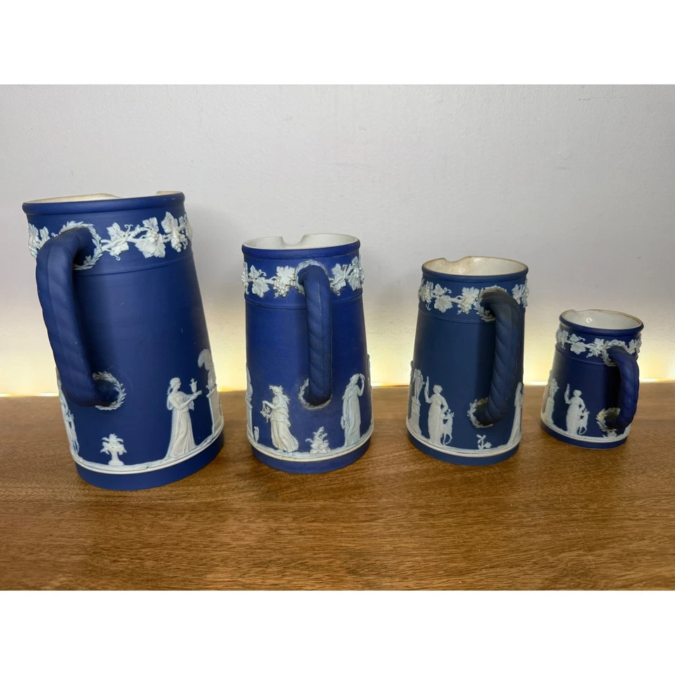 Juego de 4 figuras clásicas Wedgwood Jasperware azul blanco Foto 3 de 4