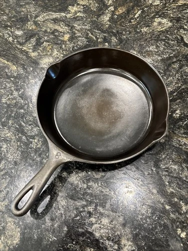 Wagner Ware - Sidney O - Cast Iron Skillet - #8 - 1058 - 10” in Diameter VTG