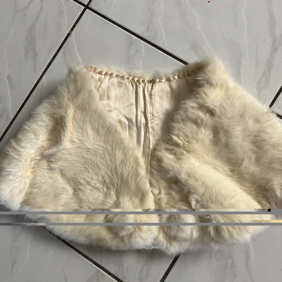 Vintage Ivory Genuine Rabbit Fur Cape Stole W/Pompom Closure Lined/hand made m/l - Image 2 of 4