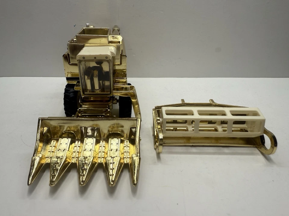 1/64 ERTL CASE IH INTERNATIONAL HARVESTER 1460 Combine GOLD CHASE - Image 3 of 4