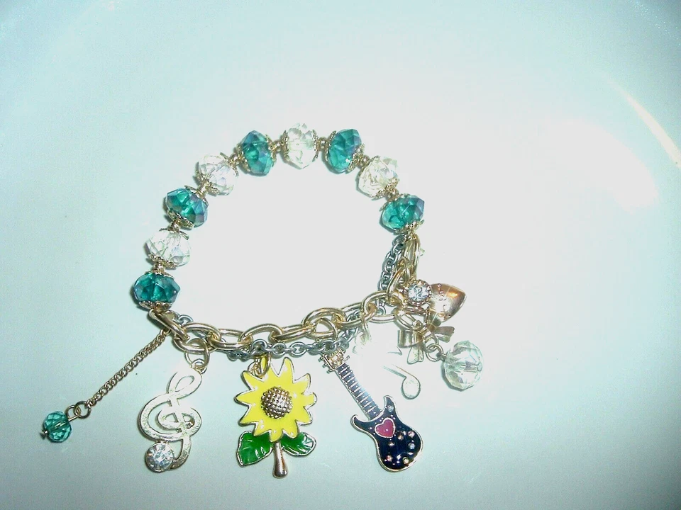 PULSERA Betsey Johnson MULTICOLOR CHARM Símbolo Musical Guitarra ELÁSTICA Cuentas Foto 2 de 2